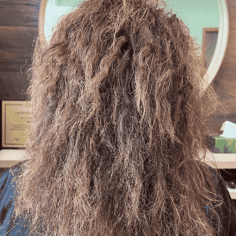 Praktický sprievodca obnovou suchých a poškodených vlasov. Objavte osvedčené tipy pre lesk a vitalitu!